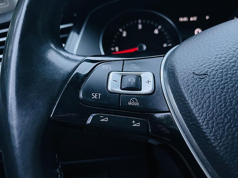 Volkswagen Passat 2.0TDI AUTOMAT VÝHŘEV SENZORY - fotka 45 z 48