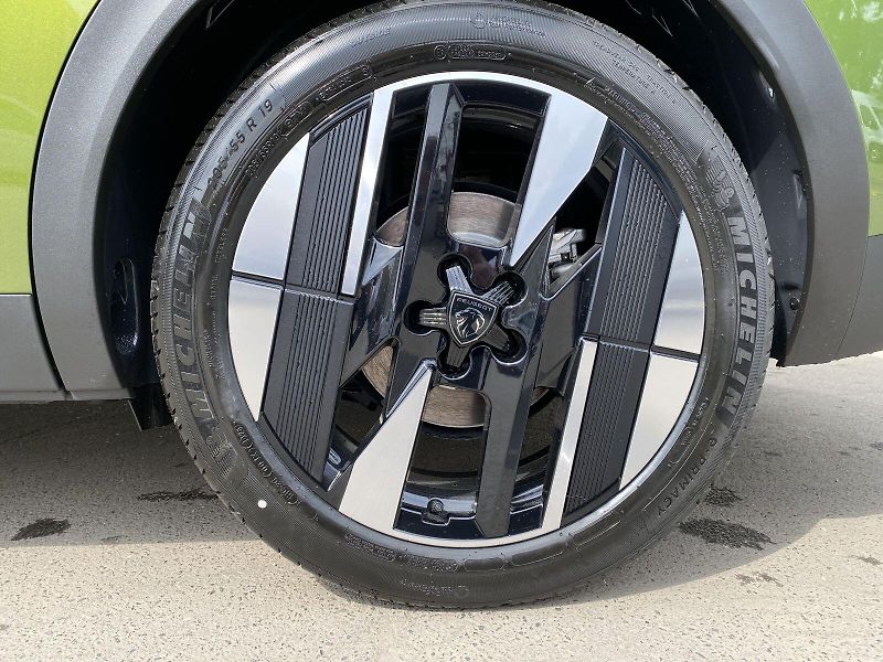 Peugeot 408 (2026) GT Hybrid 145 e-DCS6 - fotka 10 z 19