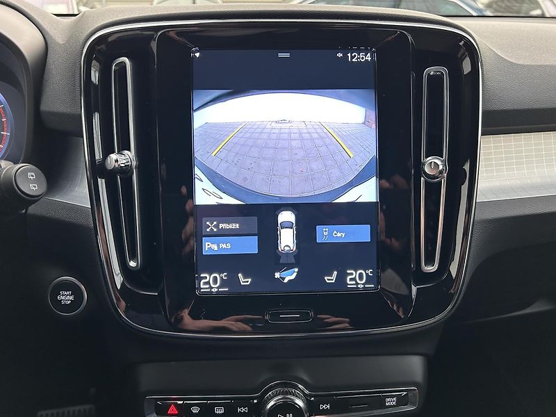 Volvo XC40 2.0  B4 Momentum Pro - fotka 23 z 31