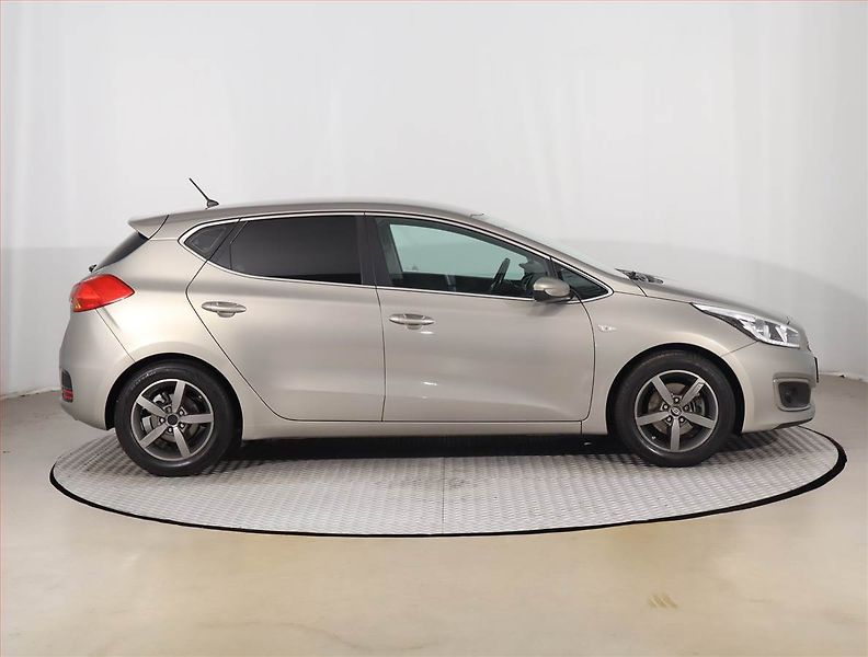 Kia Ceed (2016) Silver 1.4 CVVT, Serv.kniha - fotka 6 z 15