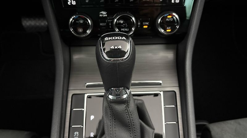 Škoda Superb 2.0 TDI DSG 4x4 Style Combi - fotka 26 z 31