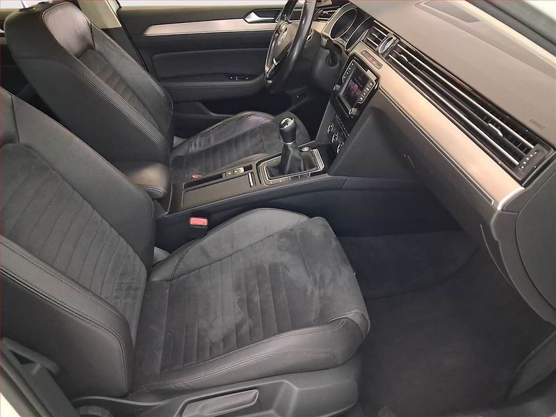 Volkswagen Passat (2017) Highline 2.0 TDI, Kůže - fotka 9 z 20
