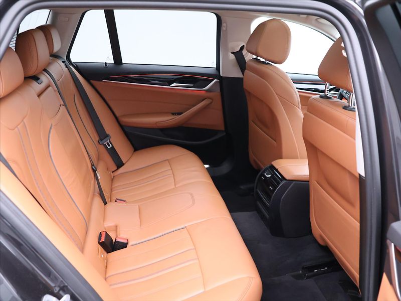 BMW Řada 5 2,0 520da 120kW Sport - fotka 15 z 38