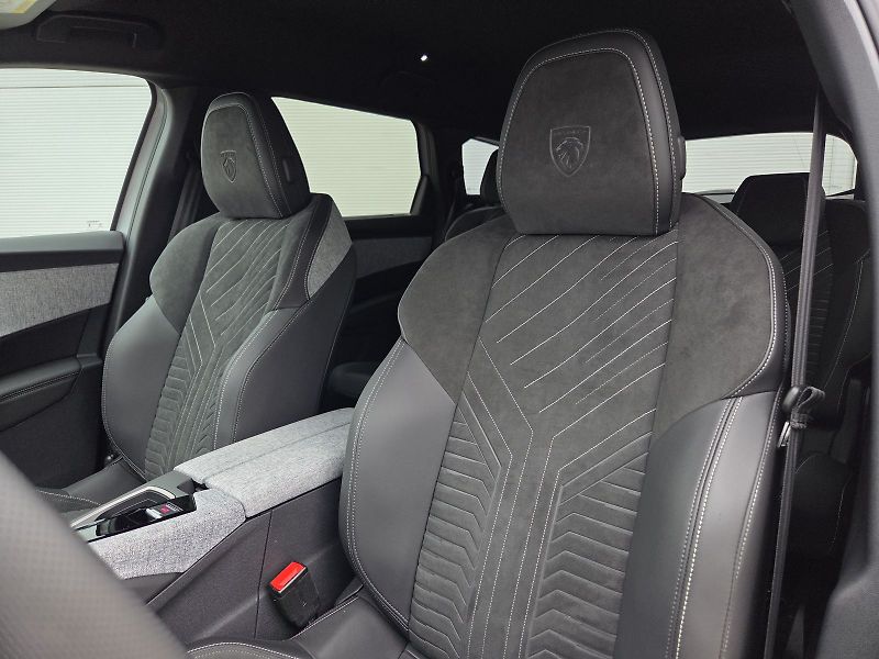 Peugeot 5008 (2025) 5008 GT Hybrid 145 e-DCS6 - fotka 14 z 16