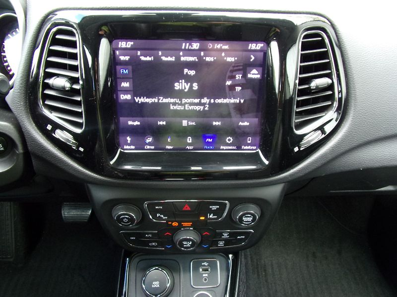 Jeep Compass  2.0M-Jet4X4 LONGITUDE 85000KM - fotka 12 z 26