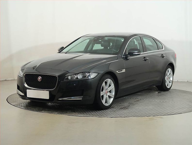 Jaguar XF (2017) E-Performance, Automat, Kůže - fotka 2 z 18