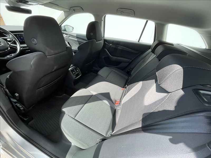 Škoda Octavia 2,0 TDI Combi Ambition Plus - fotka 16 z 19