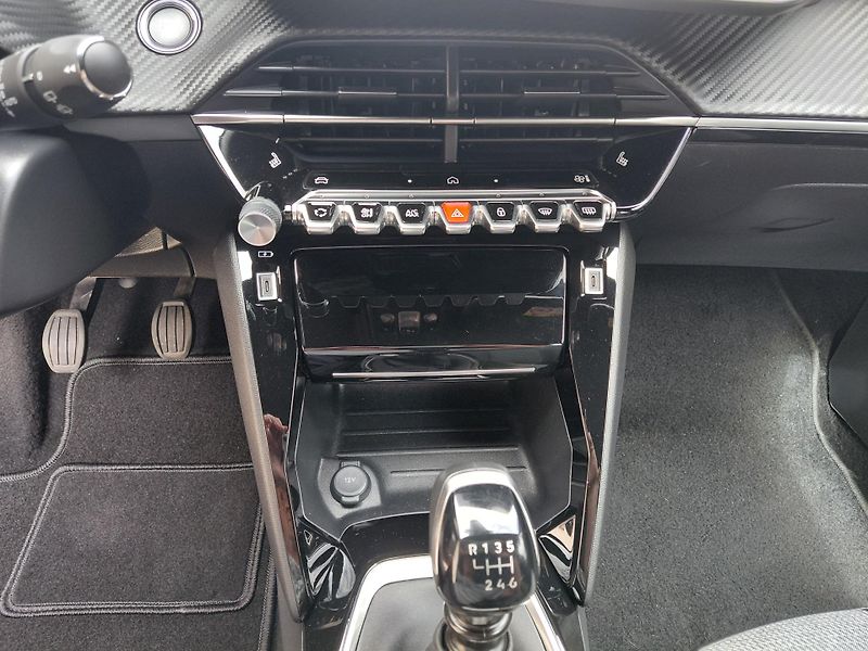 Peugeot 2008 (2024) 1.2i PureTech 110, 6-ti rychl. - fotka 6 z 12