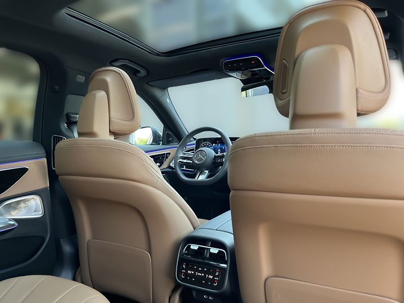 Mercedes-Benz Třídy E 220 d 4MATIC AMG Line Panorama - fotka 18 z 18