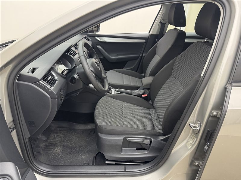 Škoda Octavia 1,6 TDi DPH KLIMA SENZORY ČR - fotka 24 z 30
