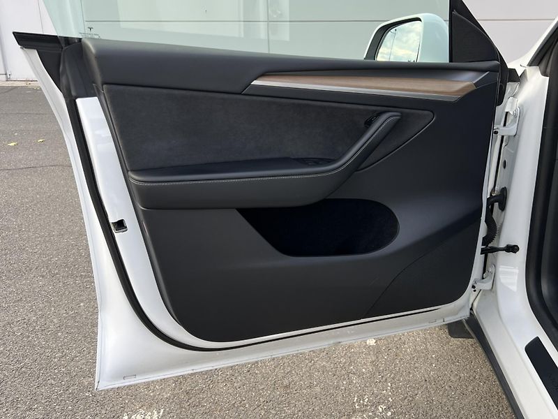 Tesla Model Y Long Range, Tažné, 90% SOH - fotka 15 z 21