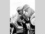 Barry Sheene při rozhovoru na startovním roštu s Philem Readem.