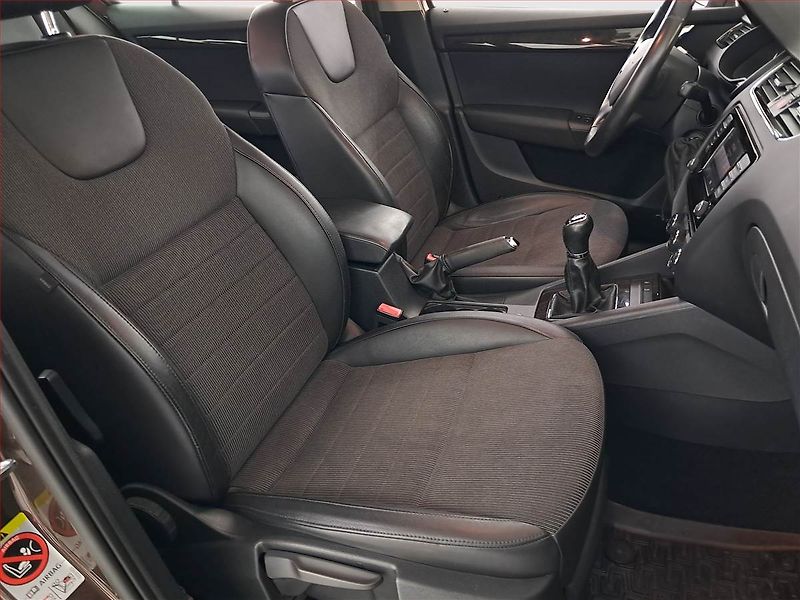 Škoda Octavia (2014) Elegance 1.4 TSI, Kůže - fotka 9 z 20