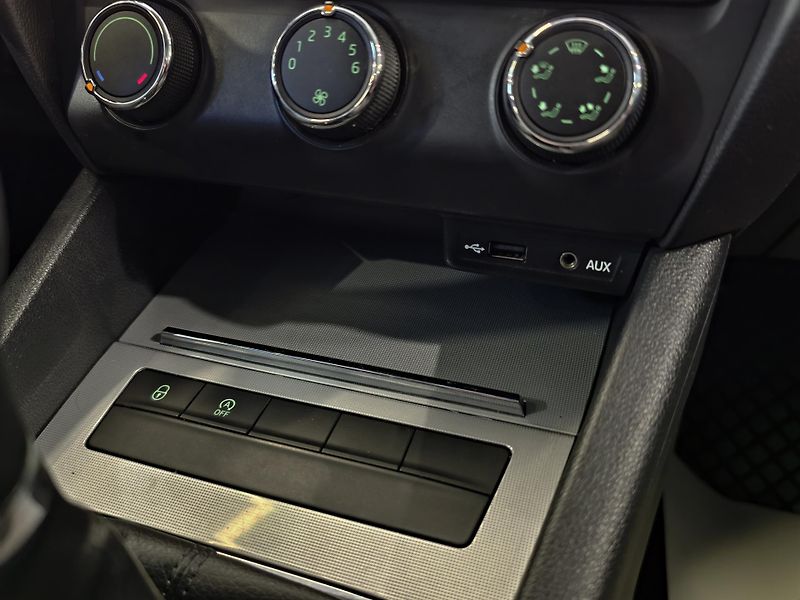 Škoda Octavia KOMBI 1.2 TSi 77kW VÝHŘEVY PDC - fotka 19 z 22