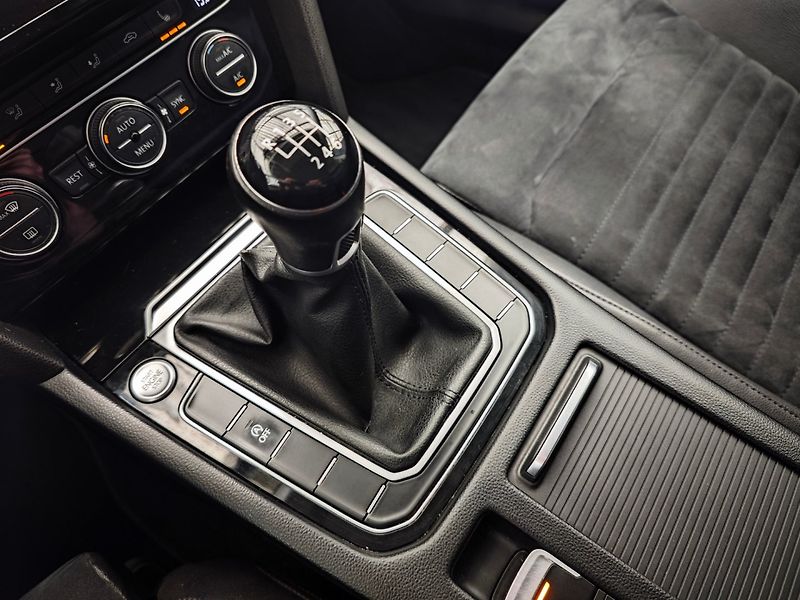 Volkswagen Passat (2017) 2.0 TDi Highline ACC Manuál - fotka 26 z 36