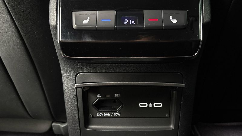 Škoda Superb 2.0 TSI DSG Sportline Combi - fotka 24 z 33