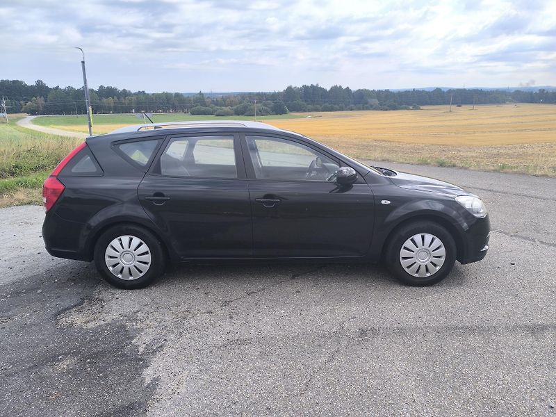 Kia Ceed (2011) 1.4 1.MAJITEL,SERVISNI KÍŽKA - fotka 8 z 31