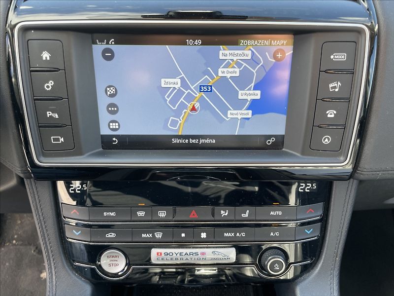 Jaguar F-Pace 3,0 d 221kw AWD Aut. DPH - fotka 17 z 37