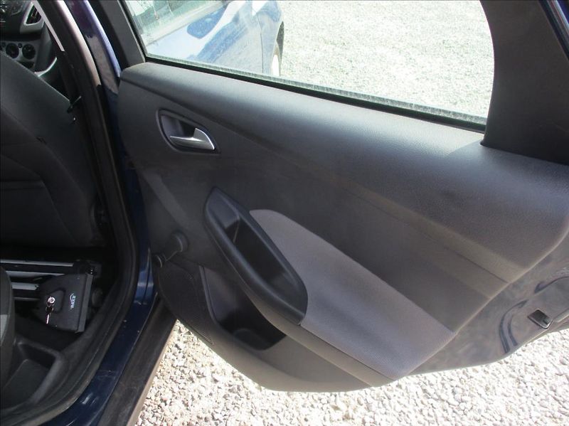 Ford Focus 1,6 i, klimatizace,serviska,CZ - fotka 12 z 36