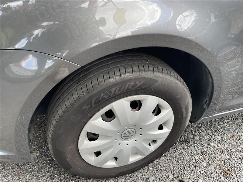 Volkswagen Touran 1,6 TDi  Navigace,Climatronic - fotka 42 z 49