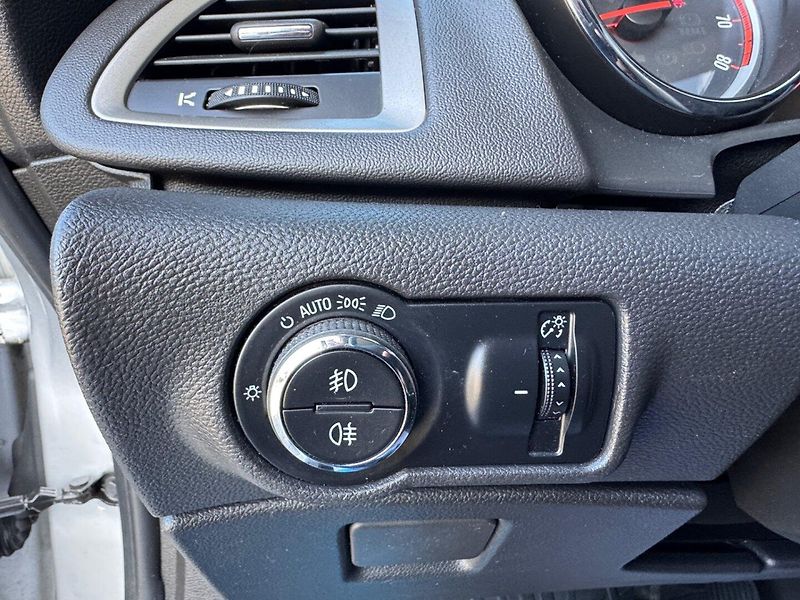 Opel Astra (2010) 1.6 16V Automat - fotka 23 z 36