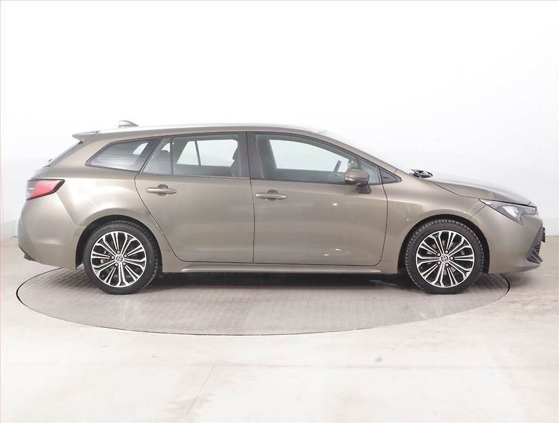 Toyota Corolla (2021) 2.0 Hybrid, Automat, Navi - fotka 6 z 16