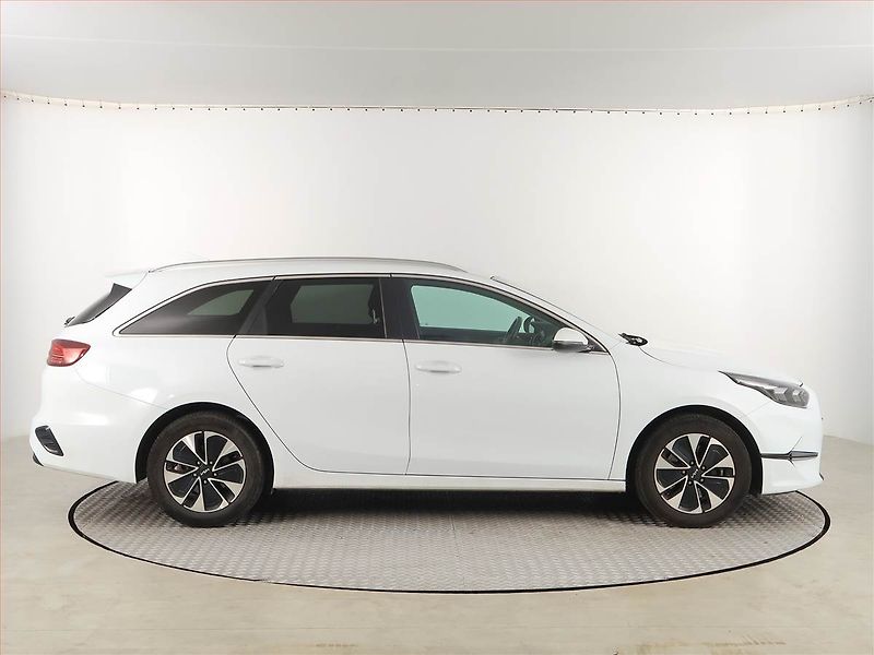 Kia Ceed (2024) Gold 1.5 T-GDI - fotka 6 z 18