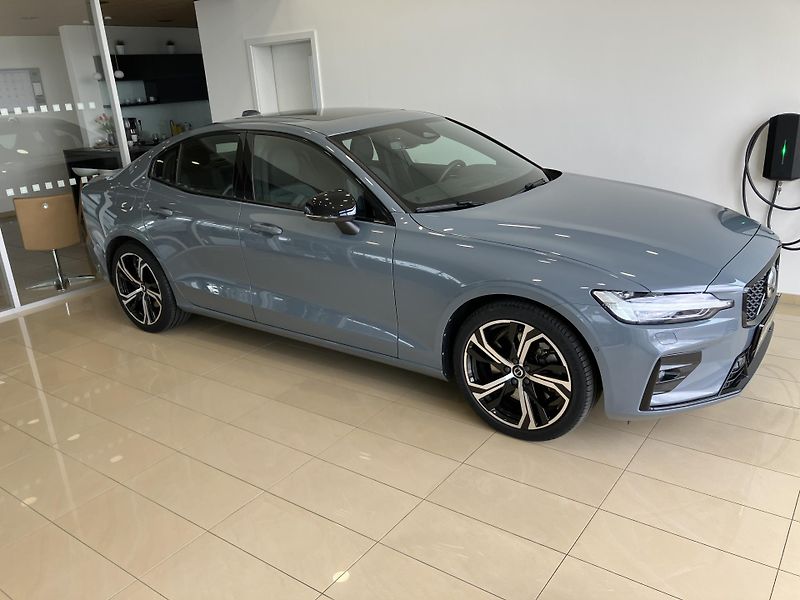 Volvo S60 B5 AWD Ultimate Dark-REZERVACE - fotka 2 z 42
