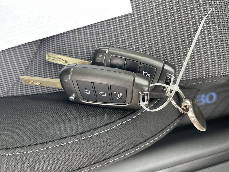 Hyundai i30 1.6d 4/2022 NEHAV-NAVI-DPH-ČR! - fotka 41 z 43