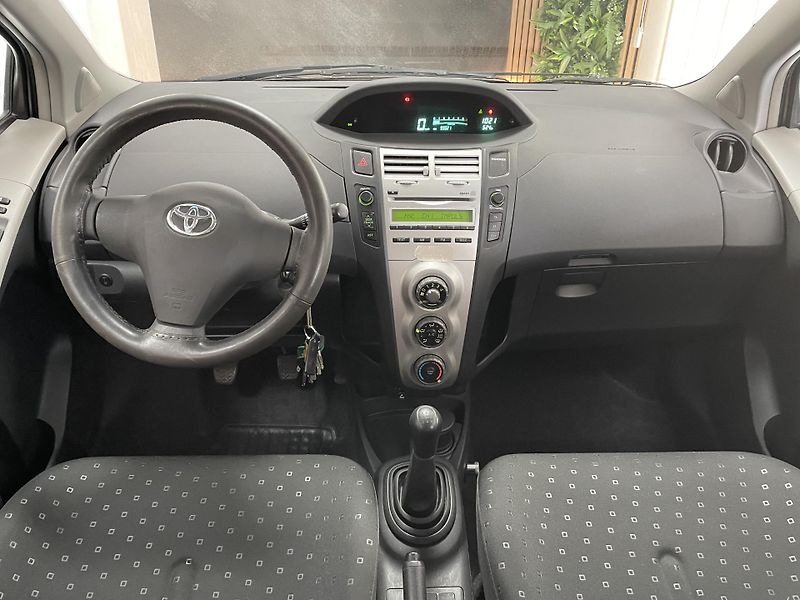 Toyota Yaris 1.0 i ČR 1.MAJ. AC  REZERVACE - fotka 19 z 22
