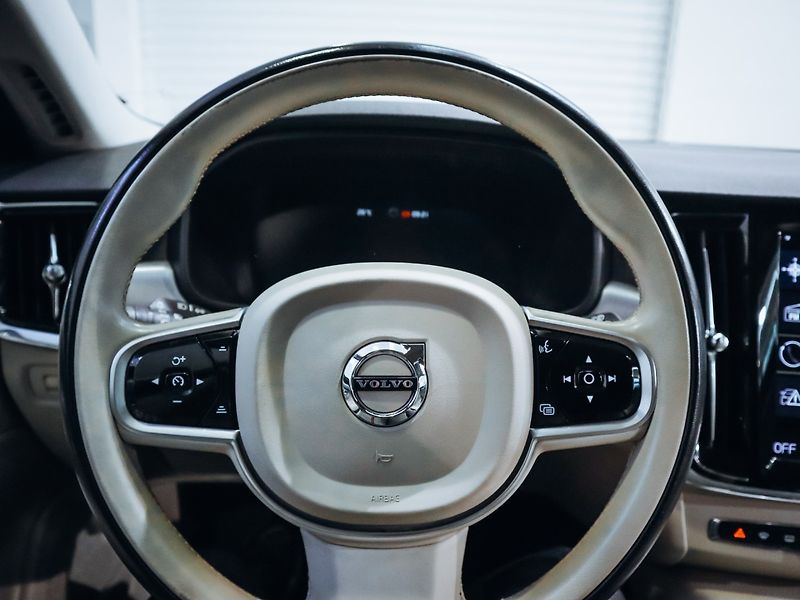 Volvo V90 D5 Momentum 173 kW AWD - fotka 13 z 28