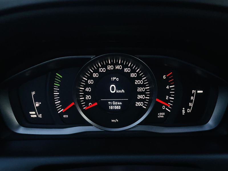 Volvo XC60 2.0D 5VÁLEC AUT TAŽNÉ VÝHŘEV - fotka 41 z 43