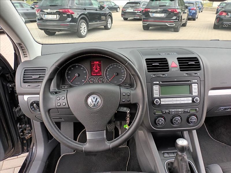 Volkswagen Golf 1,6 MPI,75KW,VÝHŘEV,DIGIKLIMA - fotka 12 z 39