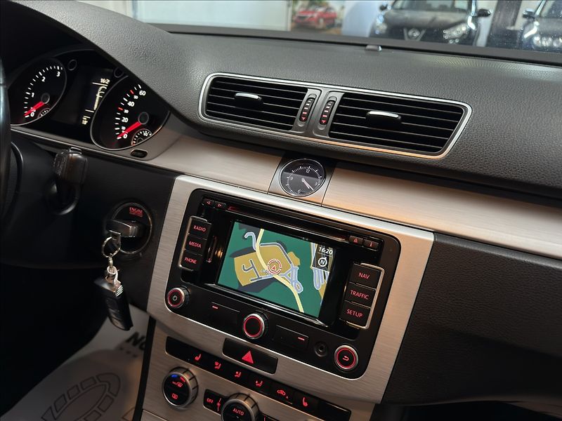 Volkswagen Passat 2,0   TDI DSG R-LINE 130kW NAV - fotka 21 z 39