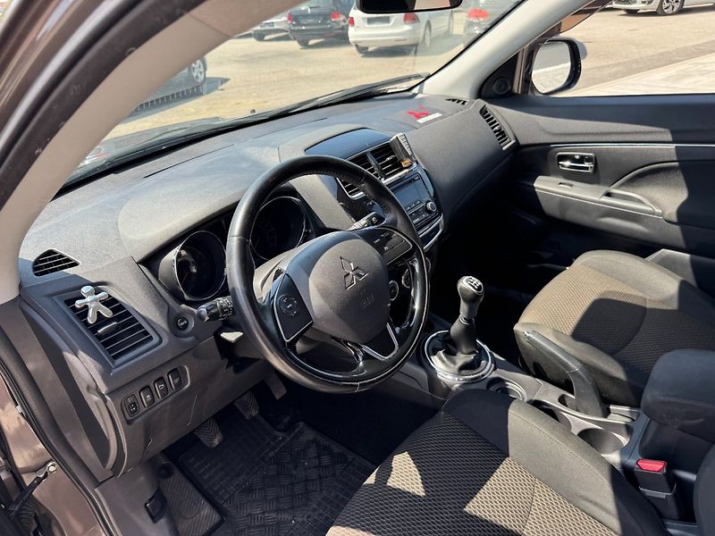 Mitsubishi ASX (2015) 1,6 MIVEC 86 KW - fotka 11 z 31