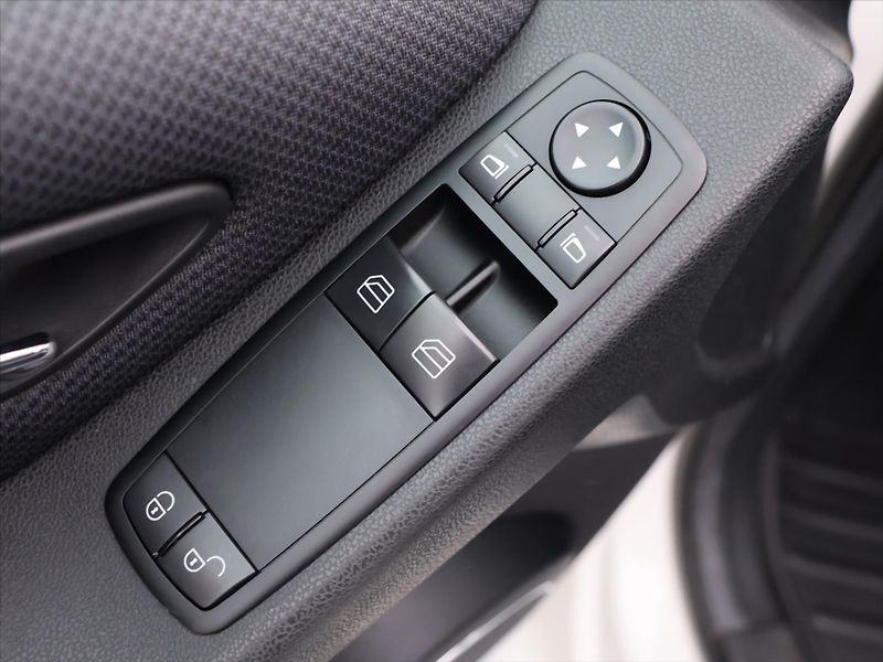 Mercedes-Benz Třídy B 1,5 160 70kW CZ Klima 82.300km - fotka 14 z 27