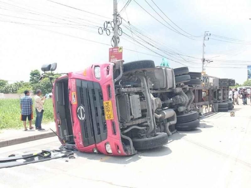 Auto bylo pod tíhou velkého tahače doslova „rozplácnuto“.