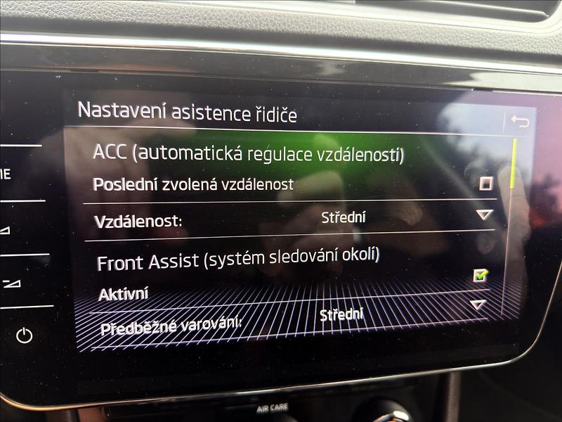 Škoda Superb 2,0 TDi Laurin & Klement - fotka 19 z 54