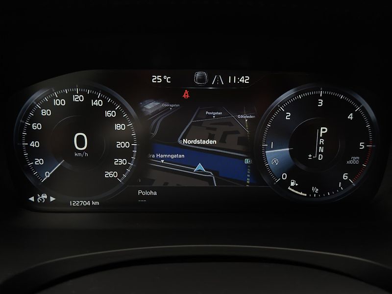 Volvo V90 CC D4 AWD PRO AUT - fotka 16 z 52