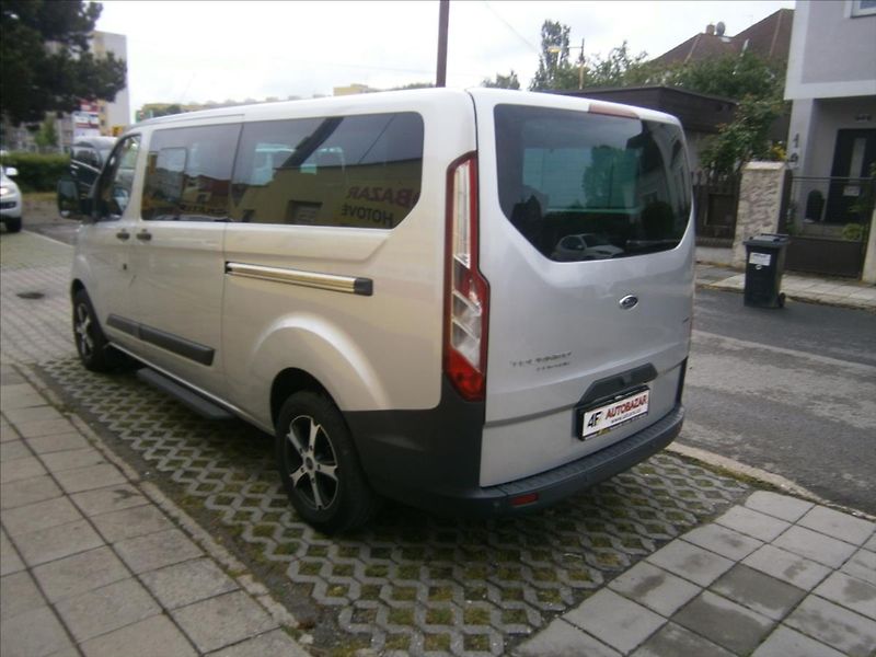 Ford Tourneo Custom 2,2 TDCI 114 KW  TITANIUM - fotka 4 z 21