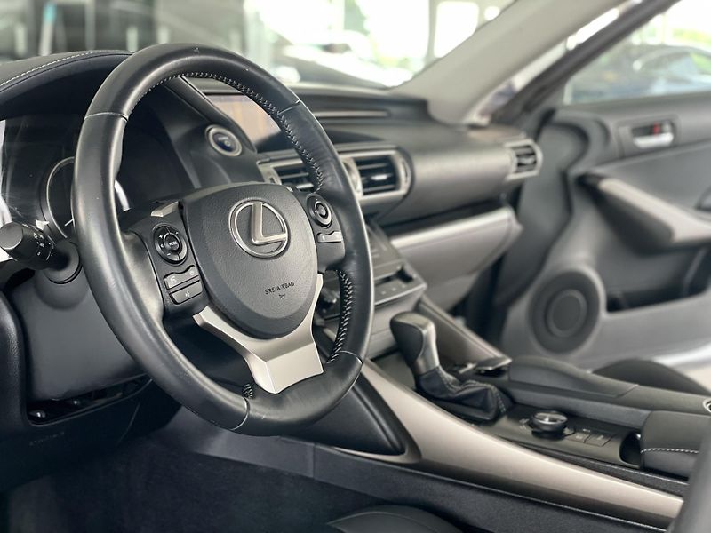 Lexus IS 300h IS 300h*AUT*Hybrid*Kamera* - fotka 12 z 31