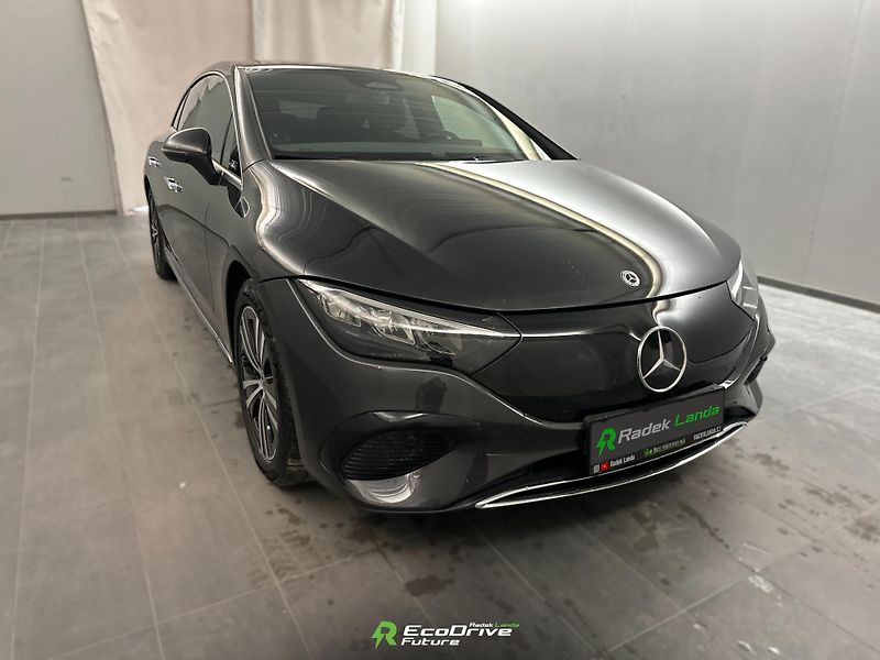Mercedes-Benz EQE (2023) Electric Art, Panorama - fotka 2 z 13