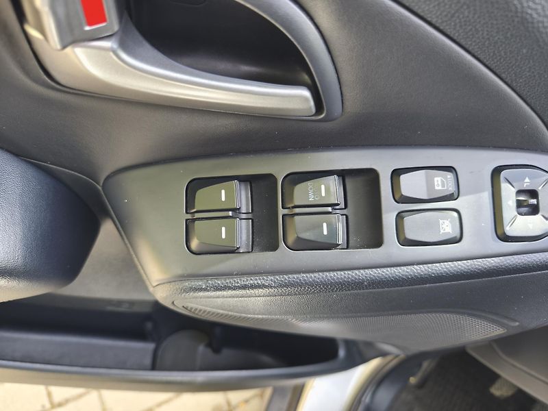 Hyundai ix35 2.0 CRDI - fotka 16 z 21
