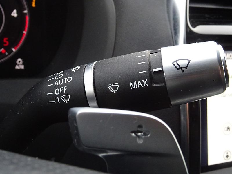 Jaguar XE D180 R - Dynamic SE - fotka 32 z 47