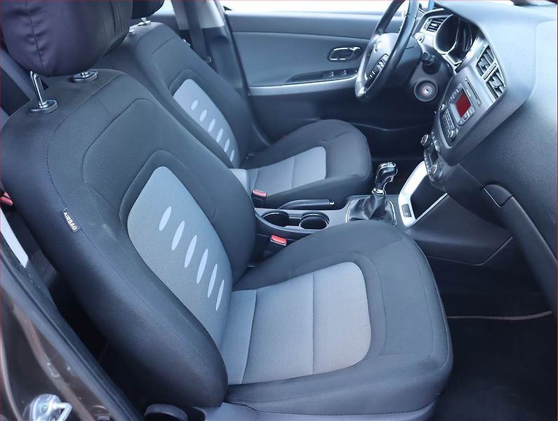 Kia Ceed (2015) 1.6 GDI, Serv.kniha, Tempomat - fotka 9 z 16
