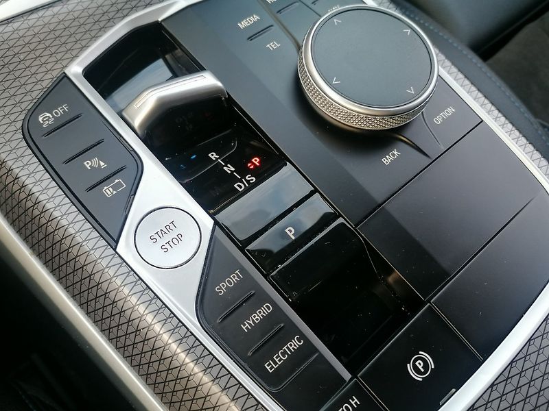 BMW Řada 3 (2023) 320e M-Sport PHEV - fotka 12 z 47