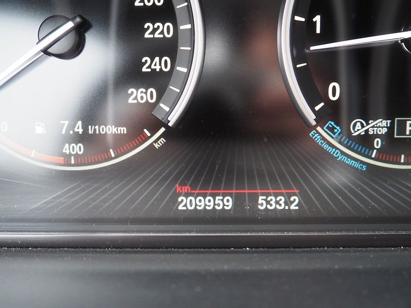 BMW Řada 5 (2014) 3.0D xDrive, Headup display - fotka 27 z 37