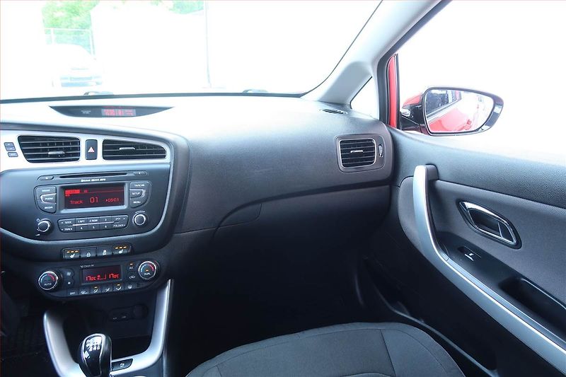 Kia Ceed (2015) 1.6 GDI, Serv.kniha, Tempomat - fotka 8 z 21