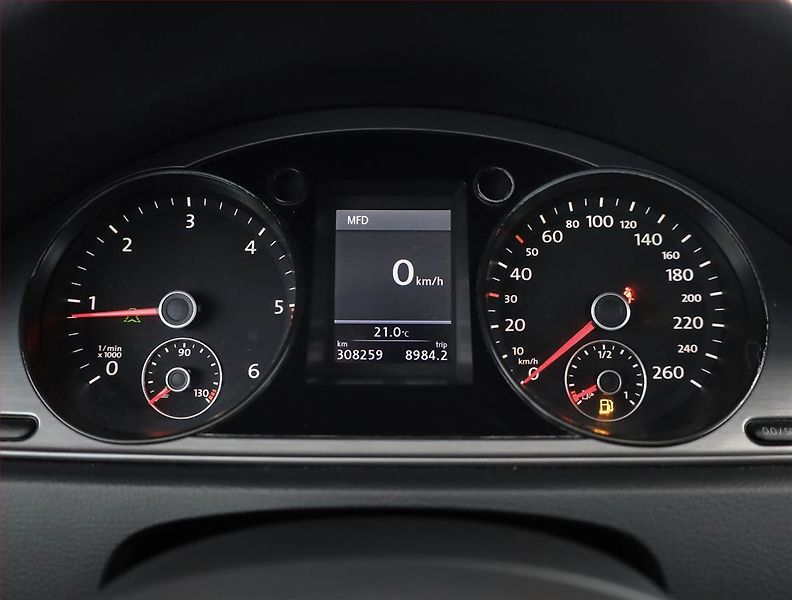 Volkswagen Passat (2011) 2.0 TDI, Navi, Xenony - fotka 9 z 20