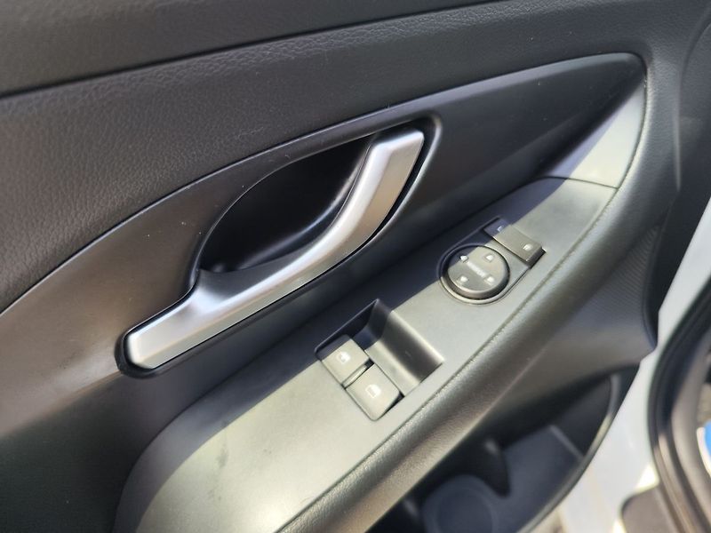 Hyundai i30 1.5i/81kW Start Plus - fotka 23 z 26